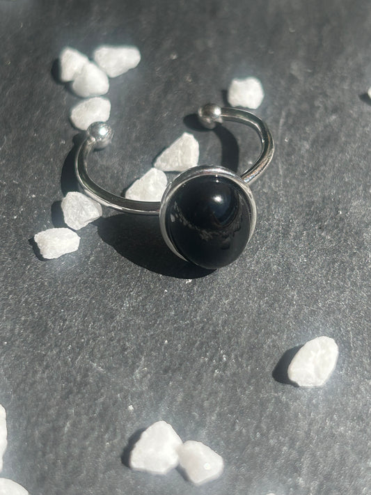 Thémis – Bague Agate Noire / Onyx | Bague réglable | Pierre naturelle protection & ancrage | Bijou acier inoxydable fait main