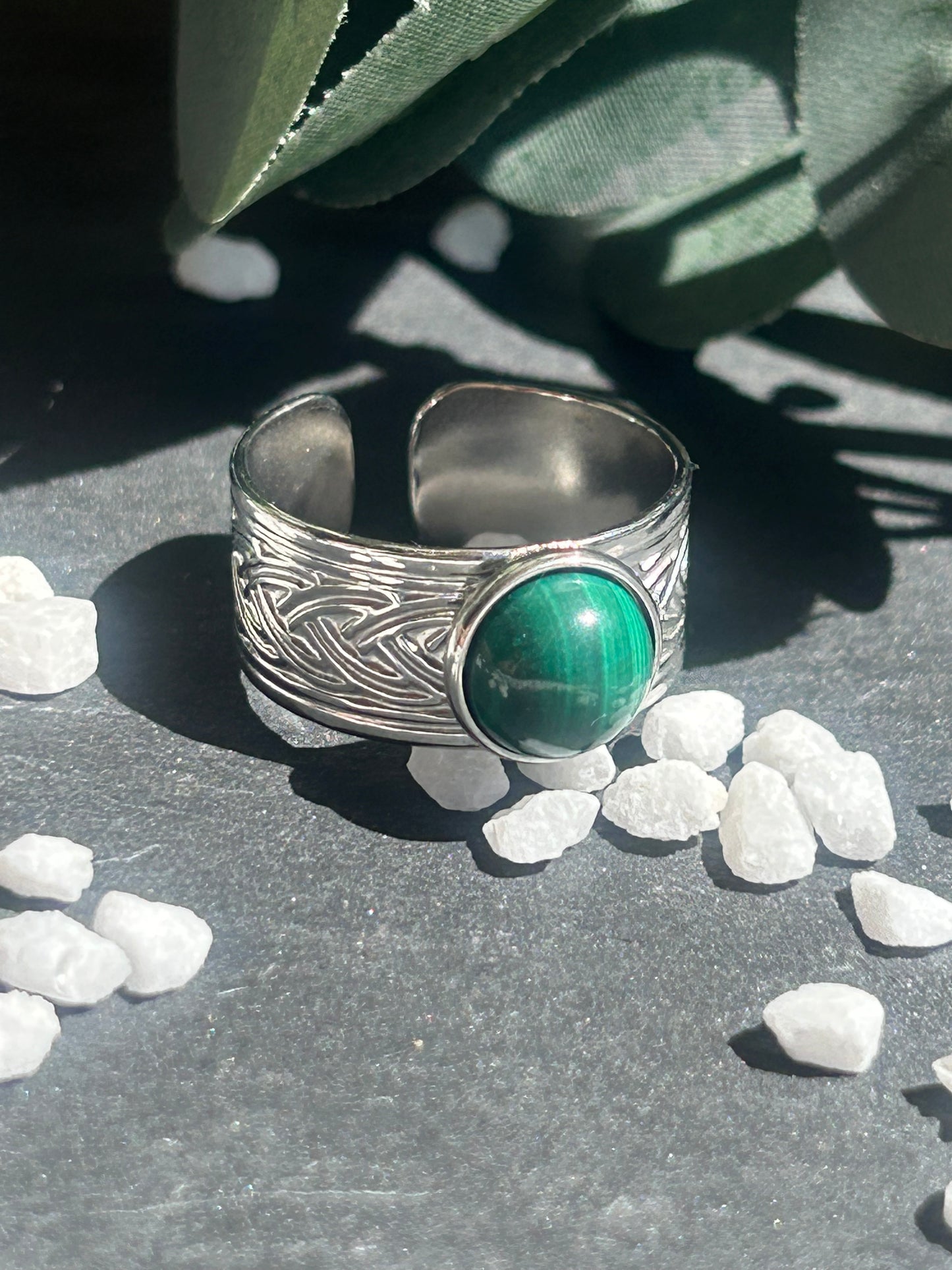 Sylmor – Bague Malachite | Bague réglable gravures celtes | Pierre naturelle transformation | Bijou acier inoxydable fait main