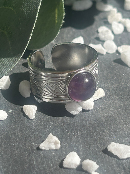 Sylmor – Bague Améthyste | Bague réglable gravures celtes | Pierre naturelle sagesse & sérénité | Bijou acier inoxydable fait main