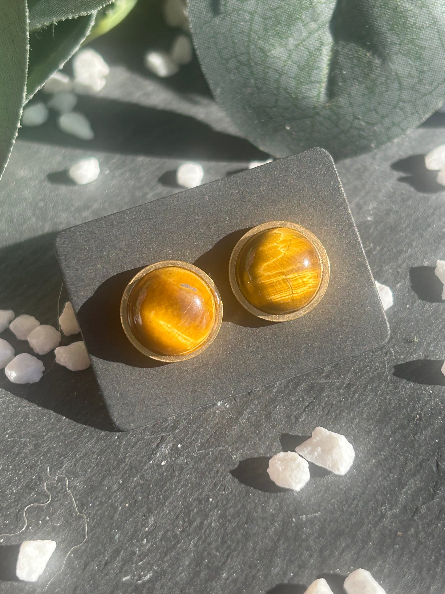 Séléna – Boucles d’oreilles Œil de Tigre | Puces en acier inoxydable doré ou argenté | Pierre naturelle force & clarté | Bijou fait main
