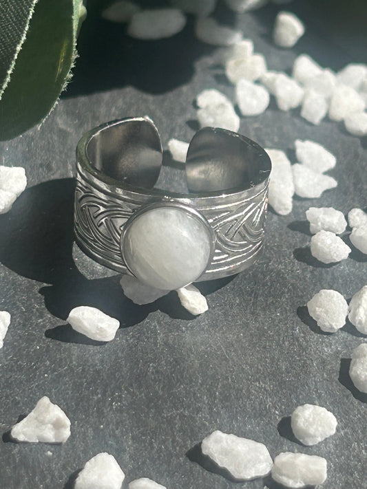 Sylmor – Bague Pierre de Lune | Bague réglable gravures celtes | Pierre naturelle féminité & intuition | Bijou acier inoxydable fait main