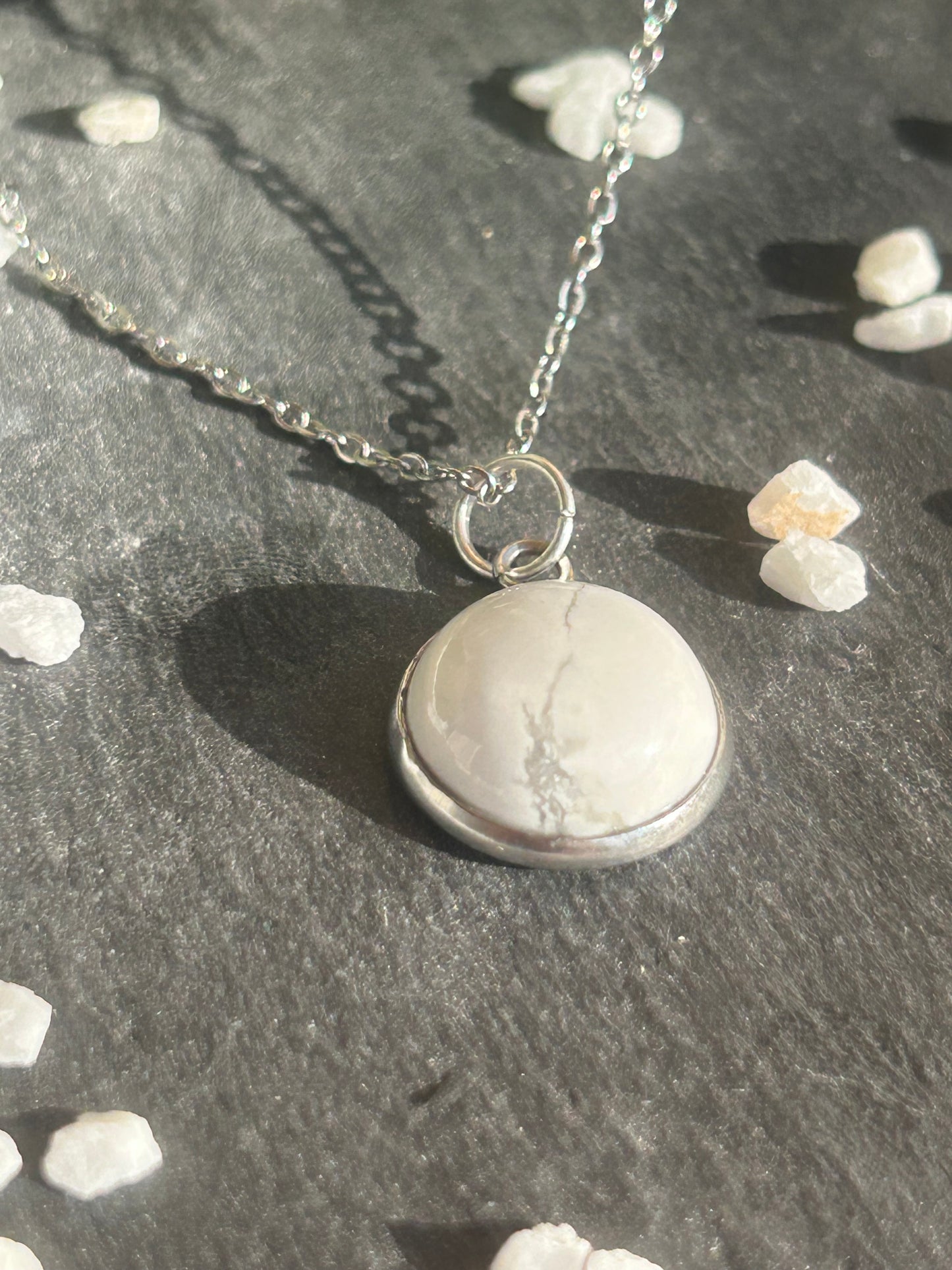Séléna – Collier Howlite | Pierre naturelle apaisement | Bijou acier inoxydable fait main