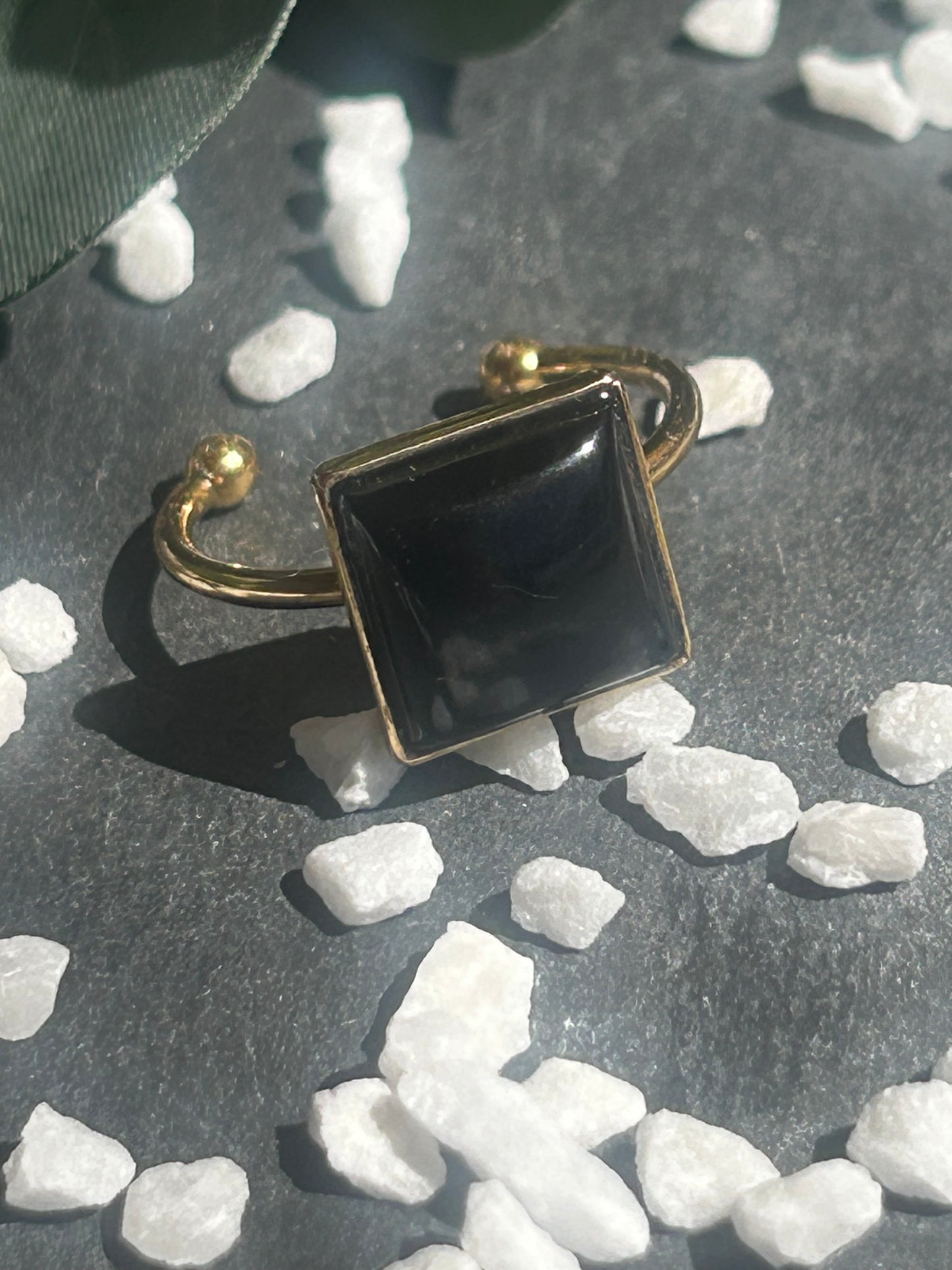 Kaora – Bague Agate Noire / Onyx | Bague réglable | Pierre naturelle protection & ancrage | Bijou acier inoxydable fait main