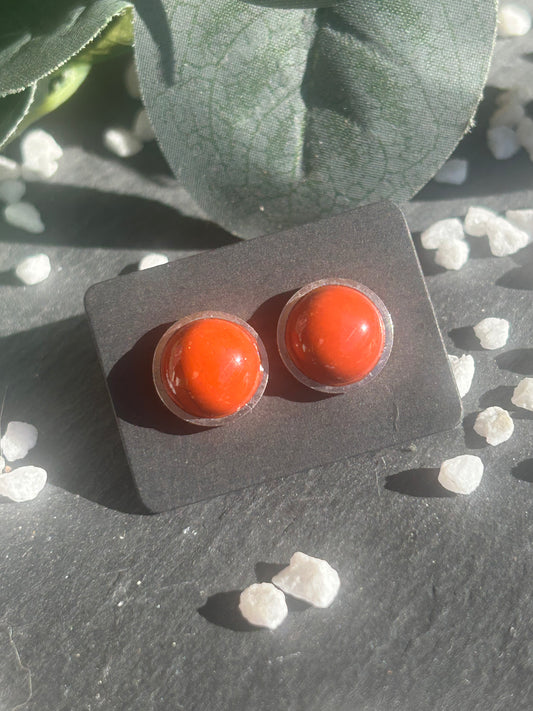 Séléna – Boucles d’oreilles Jaspe Rouge | Puces en acier inoxydable doré ou argenté | Pierre naturelle vitalité & ancrage | Bijou fait main