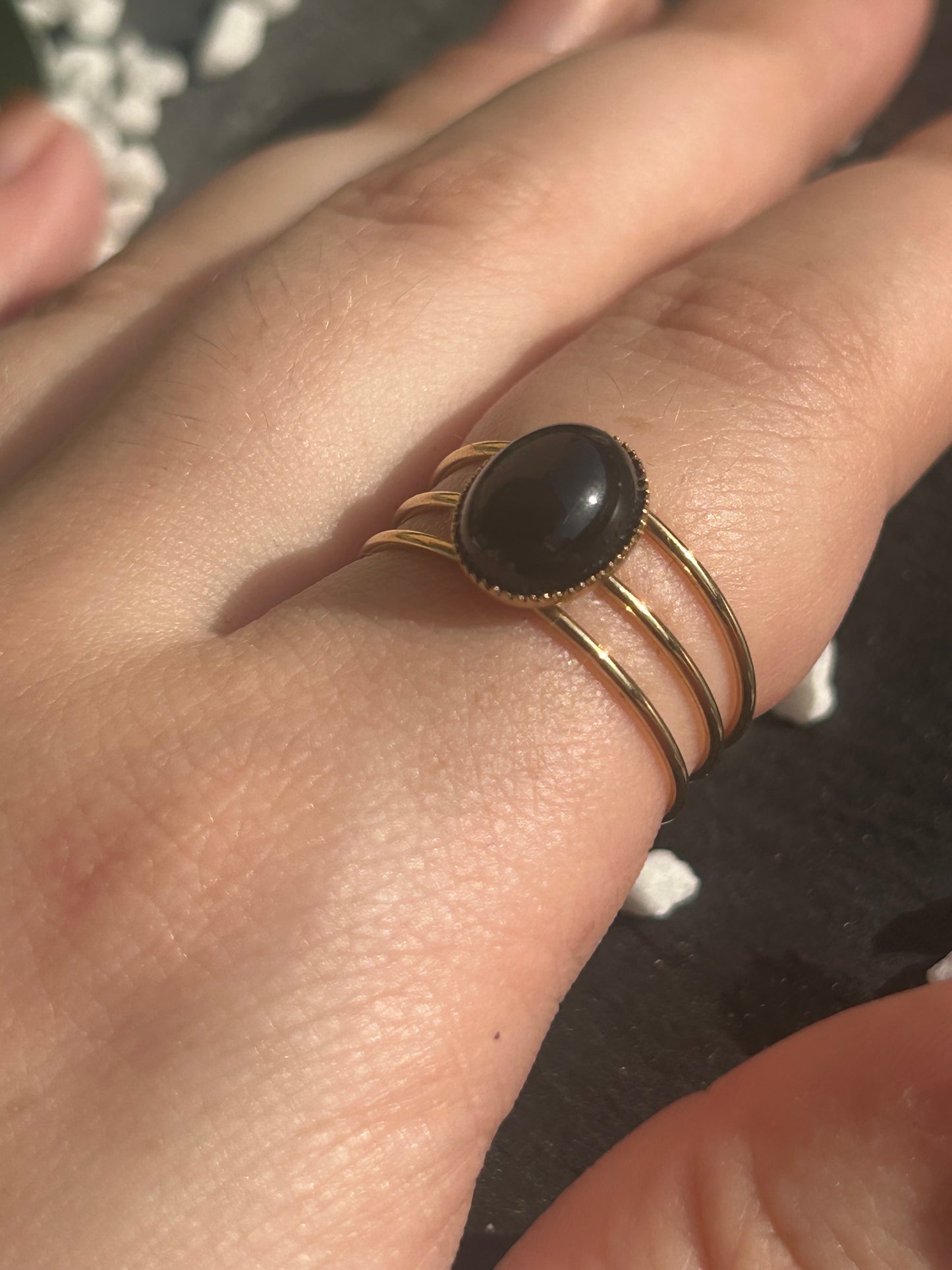 Trinæa – Bague Agate Noire / Onyx | Bague réglable | Pierre naturelle protection & ancrage | Bijou acier inoxydable fait main