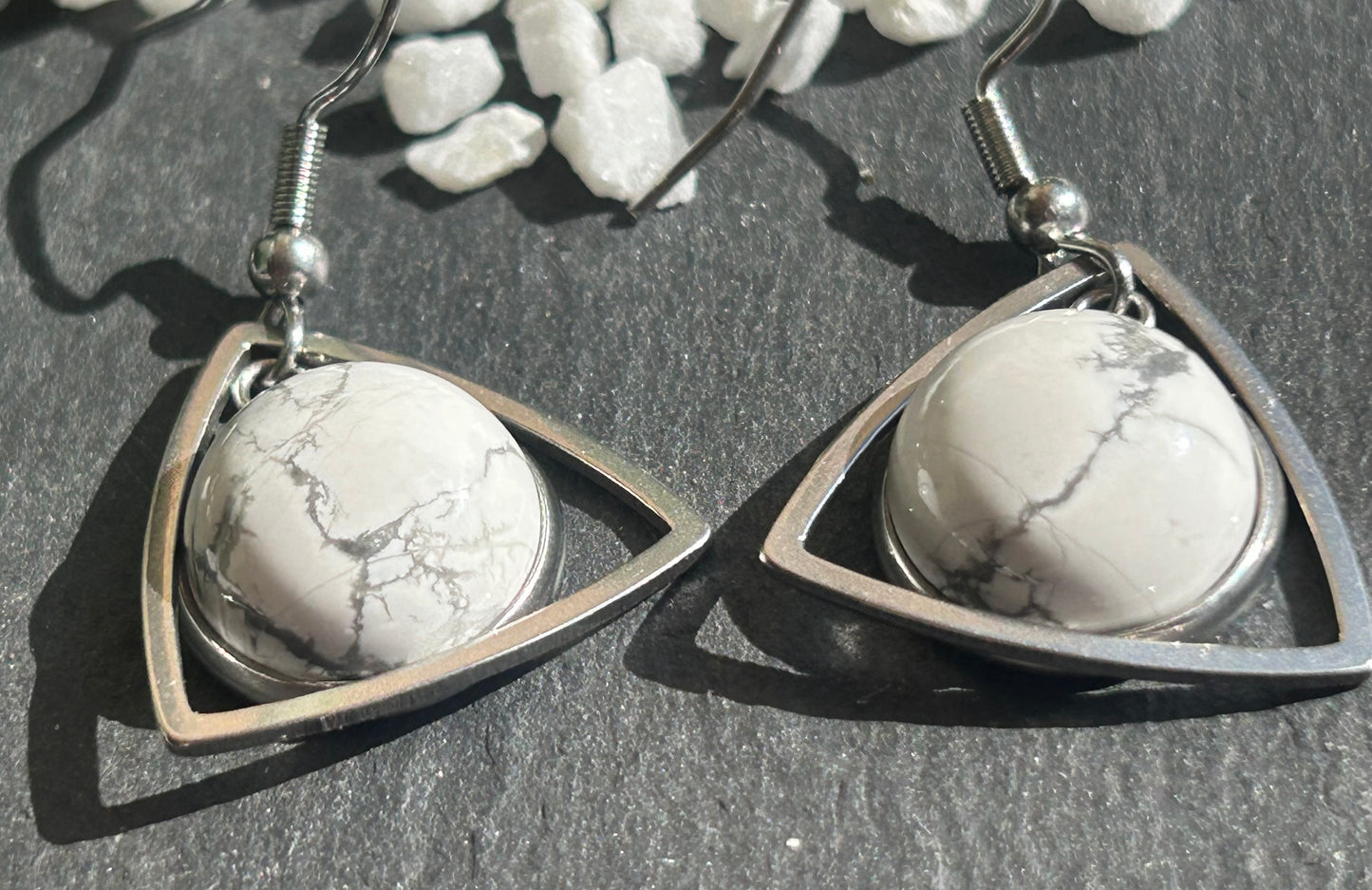 Aeltria – Boucles d’oreilles pierre naturelle | Bijou géométrique argenté | Bijou acier inoxydable fait main