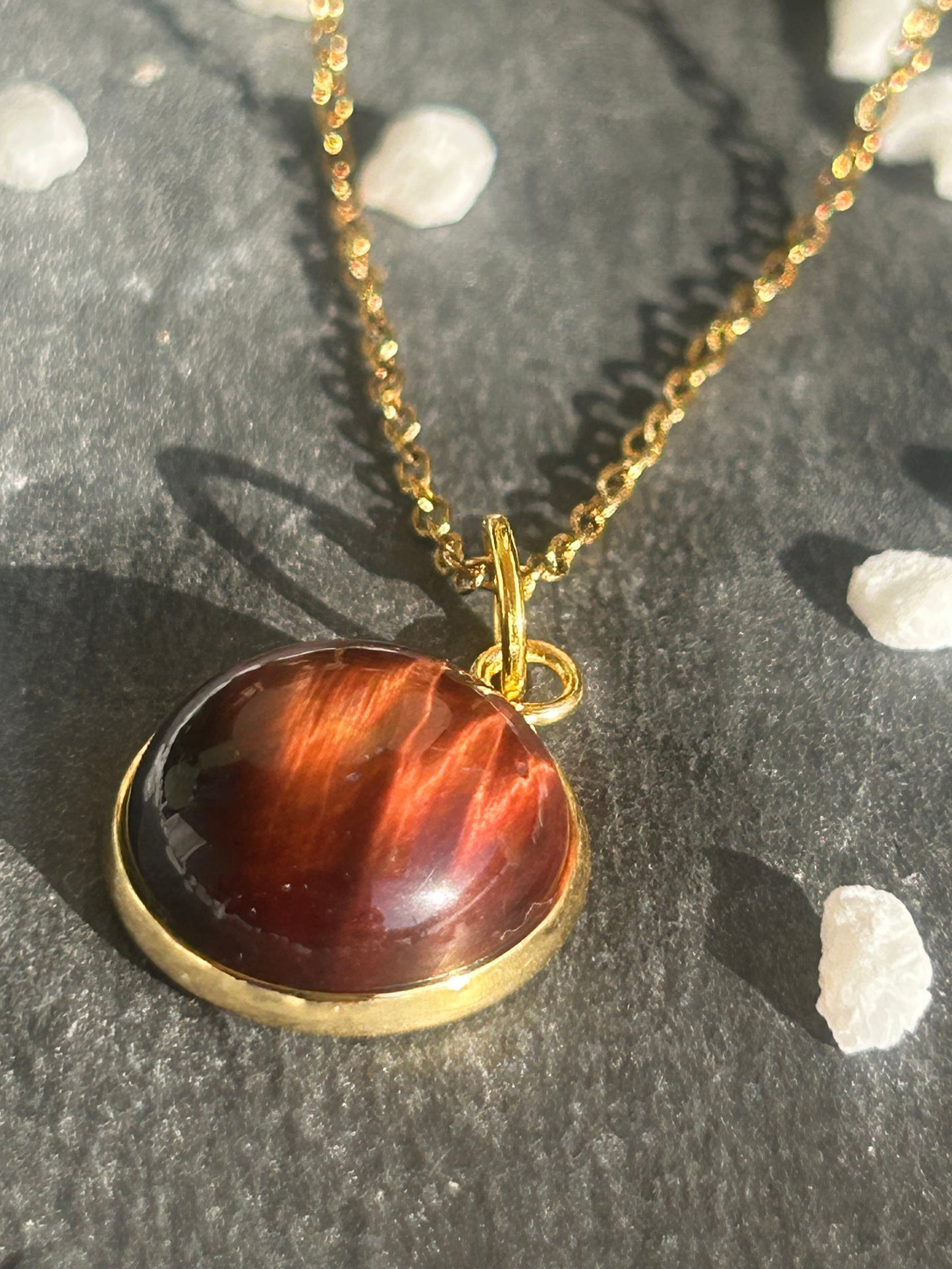 Séléna – Collier Œil de Taureau | Pierre naturelle force & ancrage | Bijou acier inoxydable fait main