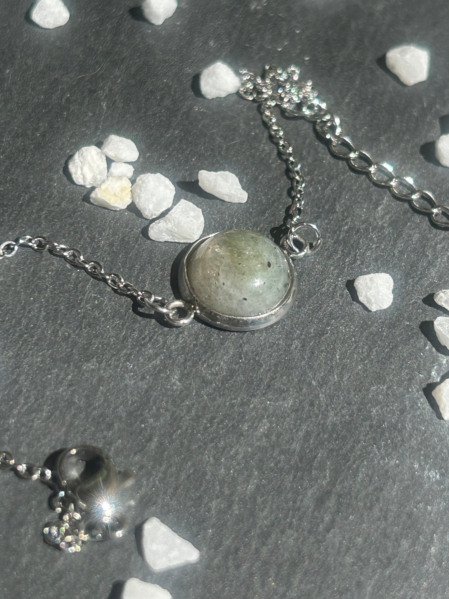 Séléna – Bracelet Labradorite | Bracelet réglable | Pierre naturelle protection & intuition | Bijou acier inoxydable fait main