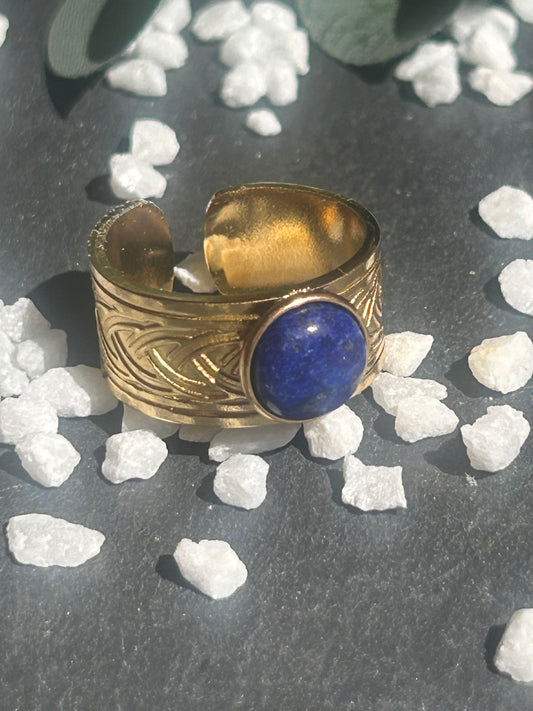 Sylmor – Bague Lapis-Lazuli | Bague réglable gravures celtes | Pierre naturelle communication & confiance | Bijou acier inoxydable fait main