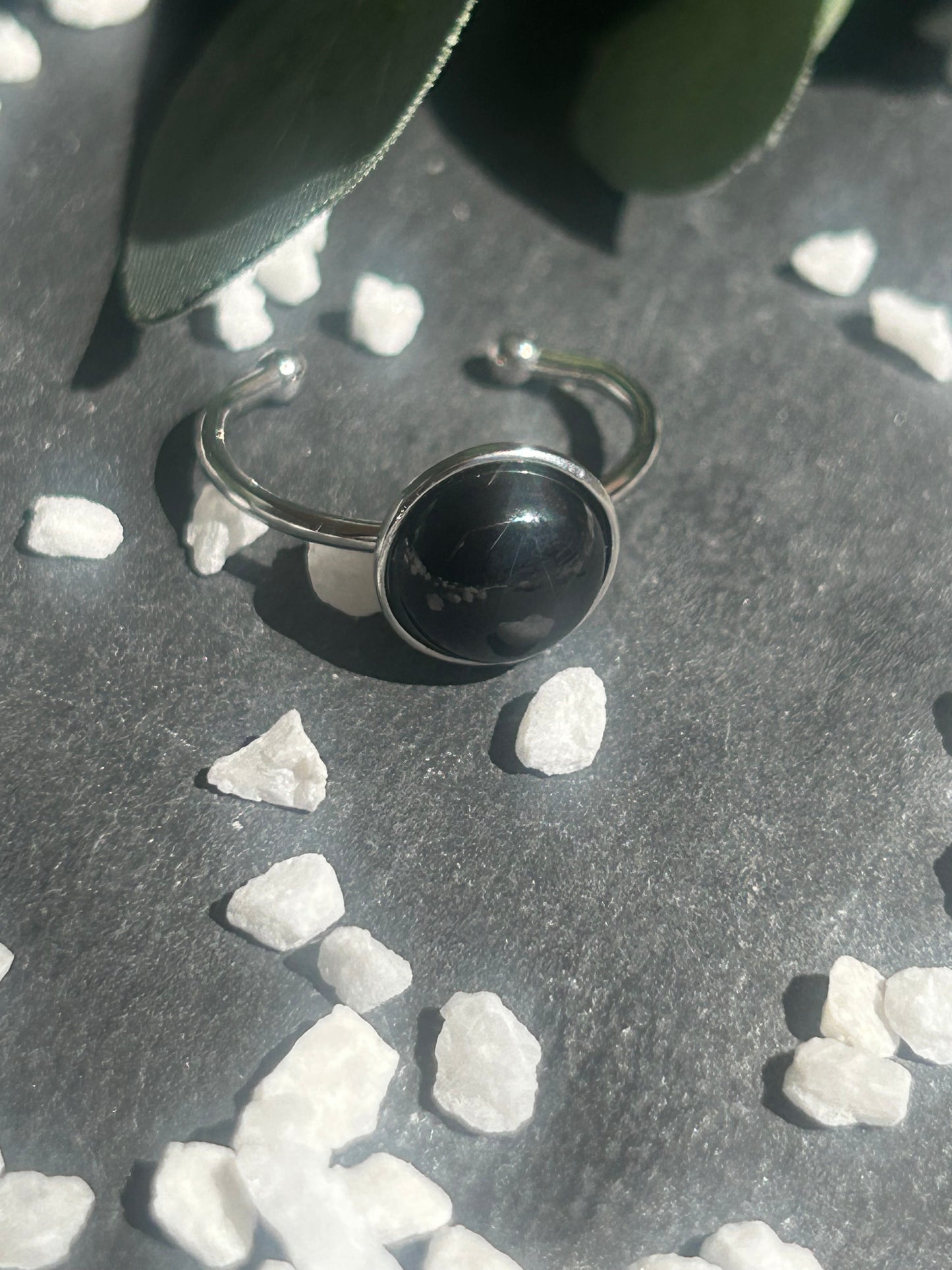 Séléna – Bague Agate Noire / Onyx | Bague réglable | Pierre naturelle protection & ancrage | Bijou acier inoxydable fait main
