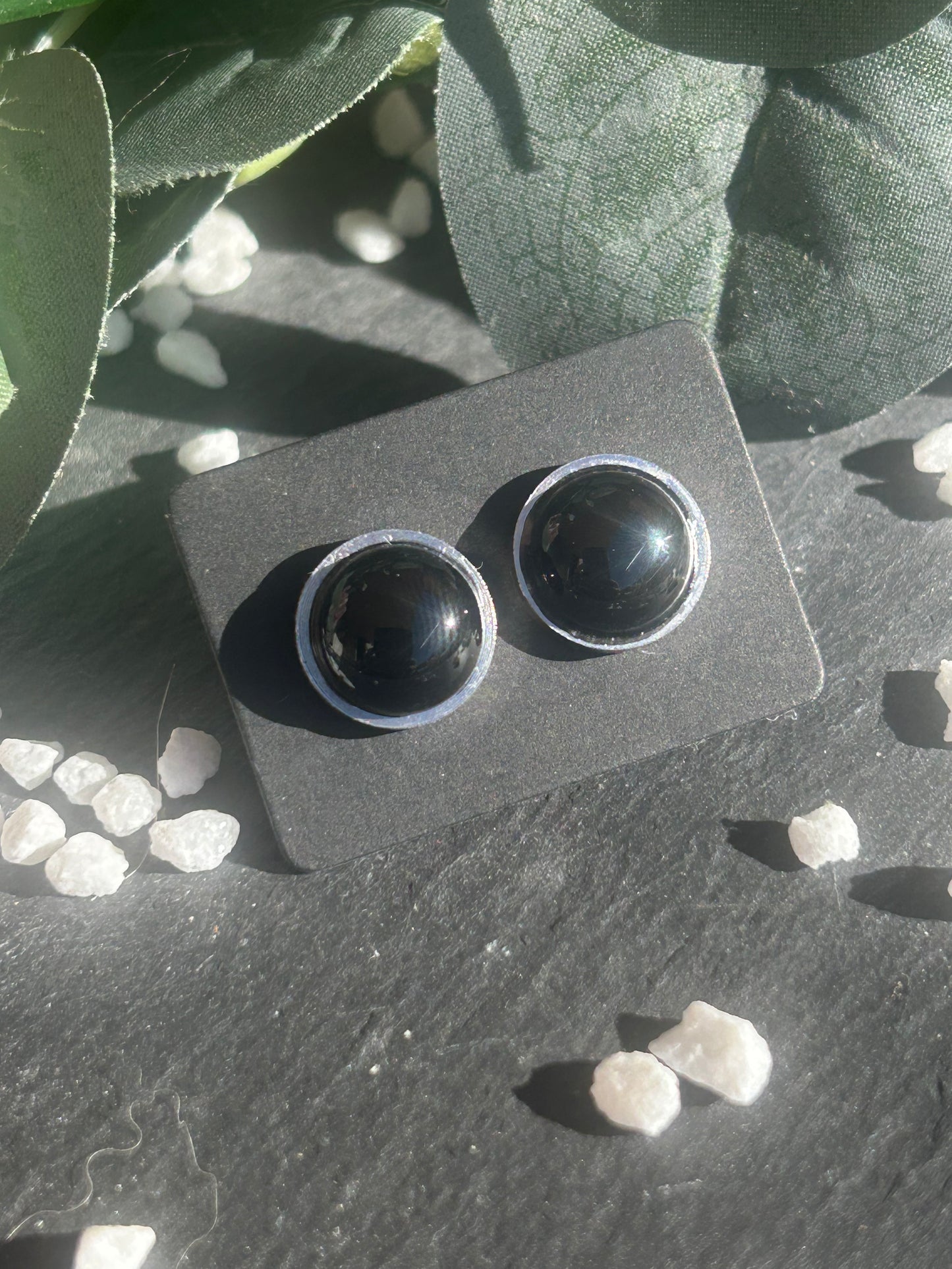 Séléna – Boucles d’oreilles Agate noire / Onyx | Puces en acier inoxydable doré ou argenté | Pierre naturelle protection & ancrage