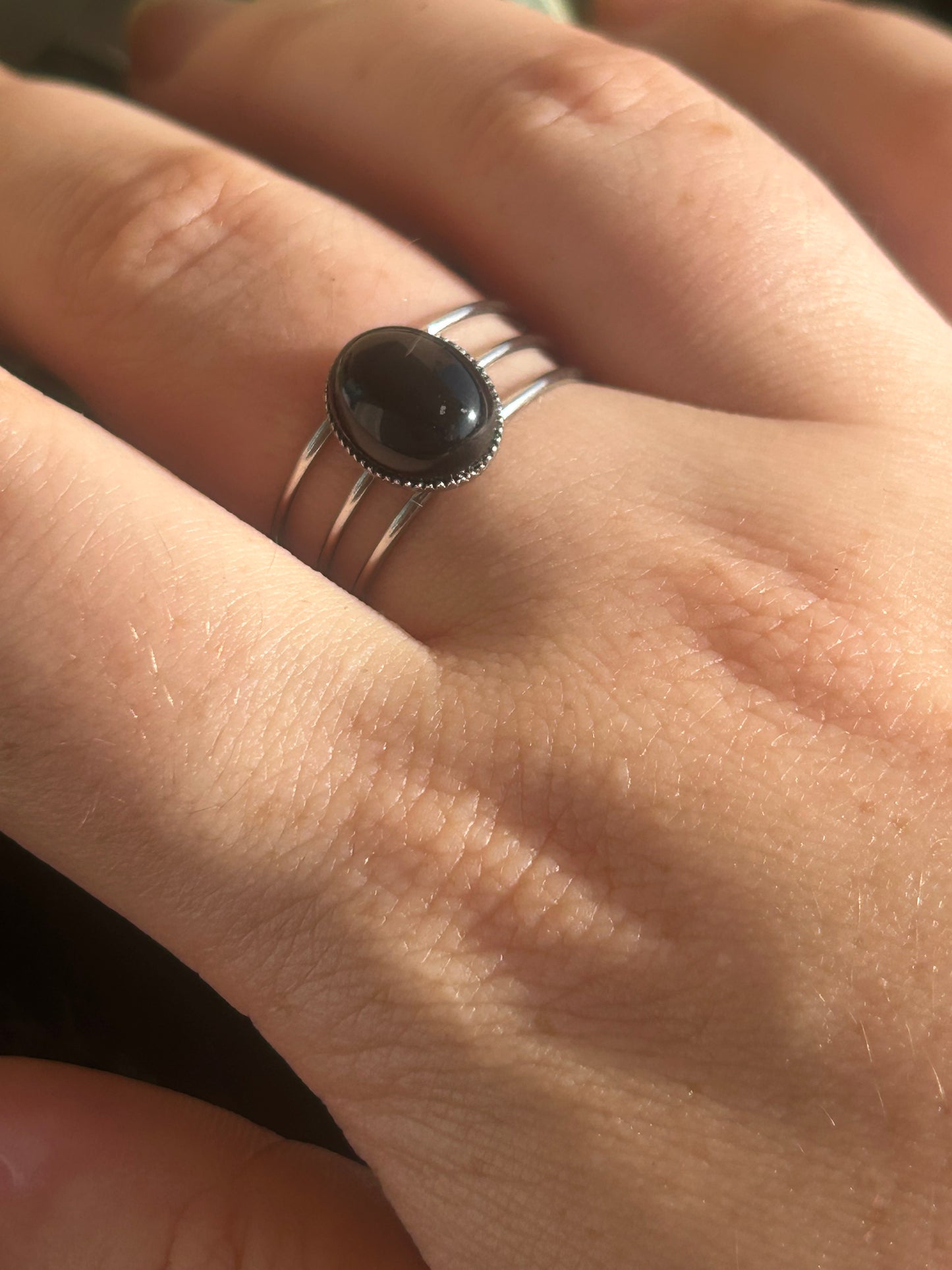 Trinæa – Bague Agate Noire / Onyx | Bague réglable | Pierre naturelle protection & ancrage | Bijou acier inoxydable fait main