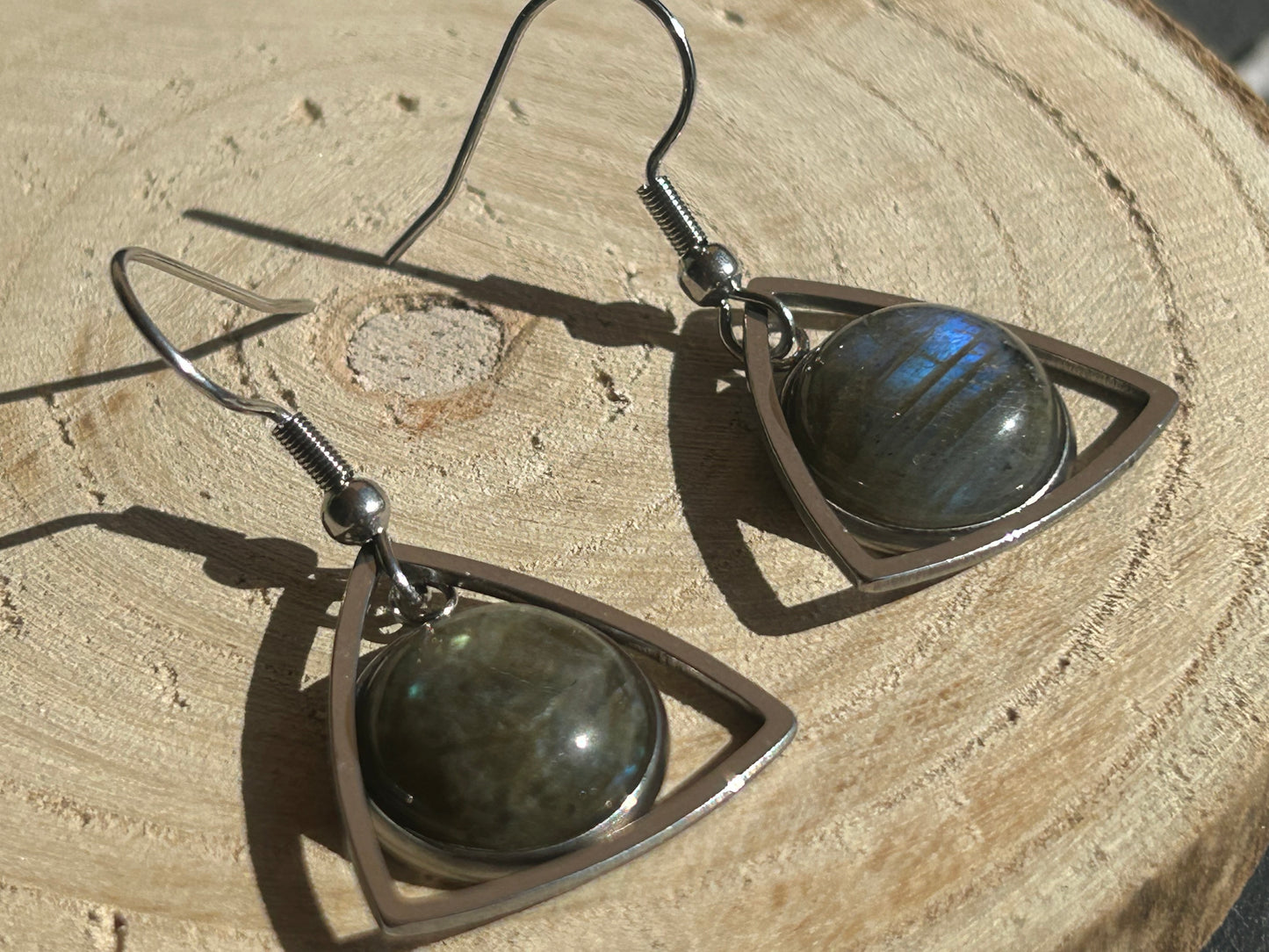 Aeltria – Boucles d’oreilles pierre naturelle | Bijou géométrique argenté | Bijou acier inoxydable fait main