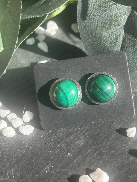 Séléna – Boucles d’oreilles Malachite | Puces en acier inoxydable doré ou argenté | Pierre naturelle transformation | Bijou fait main