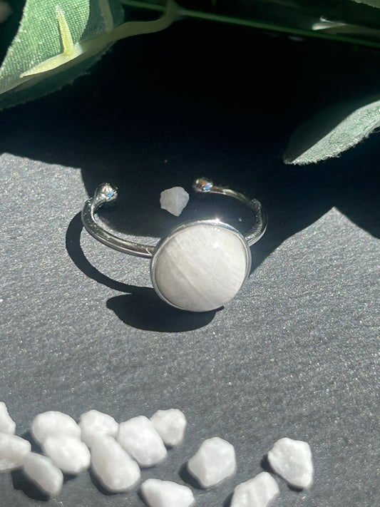 Séléna – Bague Pierre de Lune | Bague réglable | Pierre naturelle féminité & intuition | Bijou acier inoxydable fait main