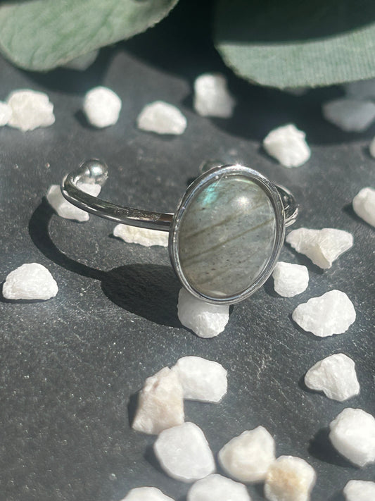 Thémis – Bague Labradorite | Bague réglable | Pierre naturelle protection & intuition | Bijou acier inoxydable fait main