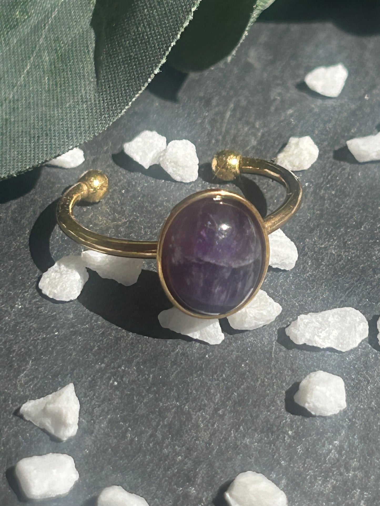 Thémis – Bague Améthyste | Bague réglable | Pierre naturelle sagesse & sérénité | Bijou acier inoxydable fait main