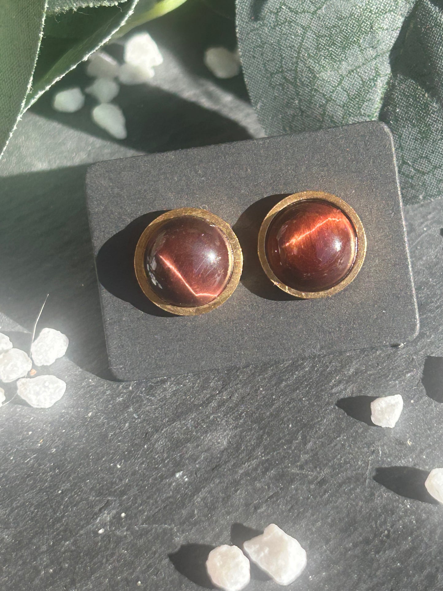 Séléna – Boucles d’oreilles Œil de Taureau | Puces en acier inoxydable doré ou argenté | Pierre naturelle force & ancrage | Bijou fait main