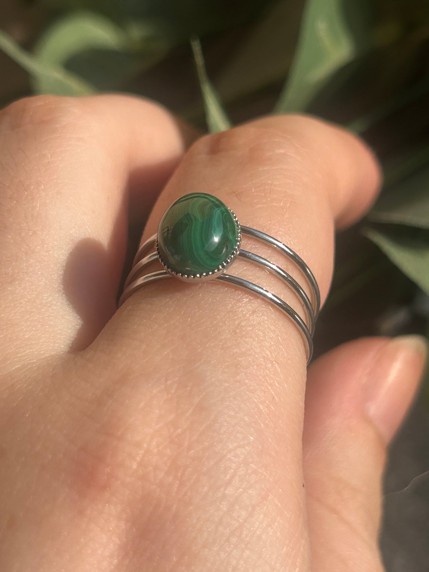 Trinæa – Bague Malachite | Bague réglable | Pierre naturelle transformation | Bijou acier inoxydable fait main