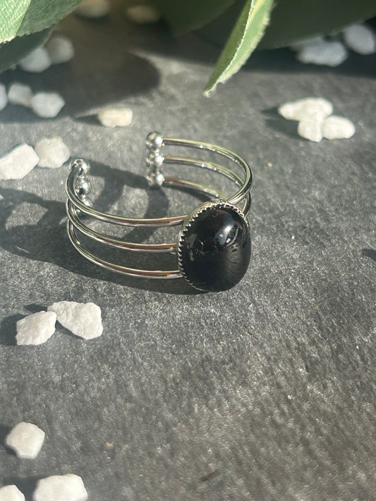 Trinæa – Bague Agate Noire / Onyx | Bague réglable | Pierre naturelle protection & ancrage | Bijou acier inoxydable fait main
