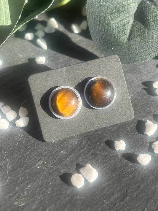 Séléna – Boucles d’oreilles Œil de Tigre | Puces en acier inoxydable doré ou argenté | Pierre naturelle force & clarté | Bijou fait main
