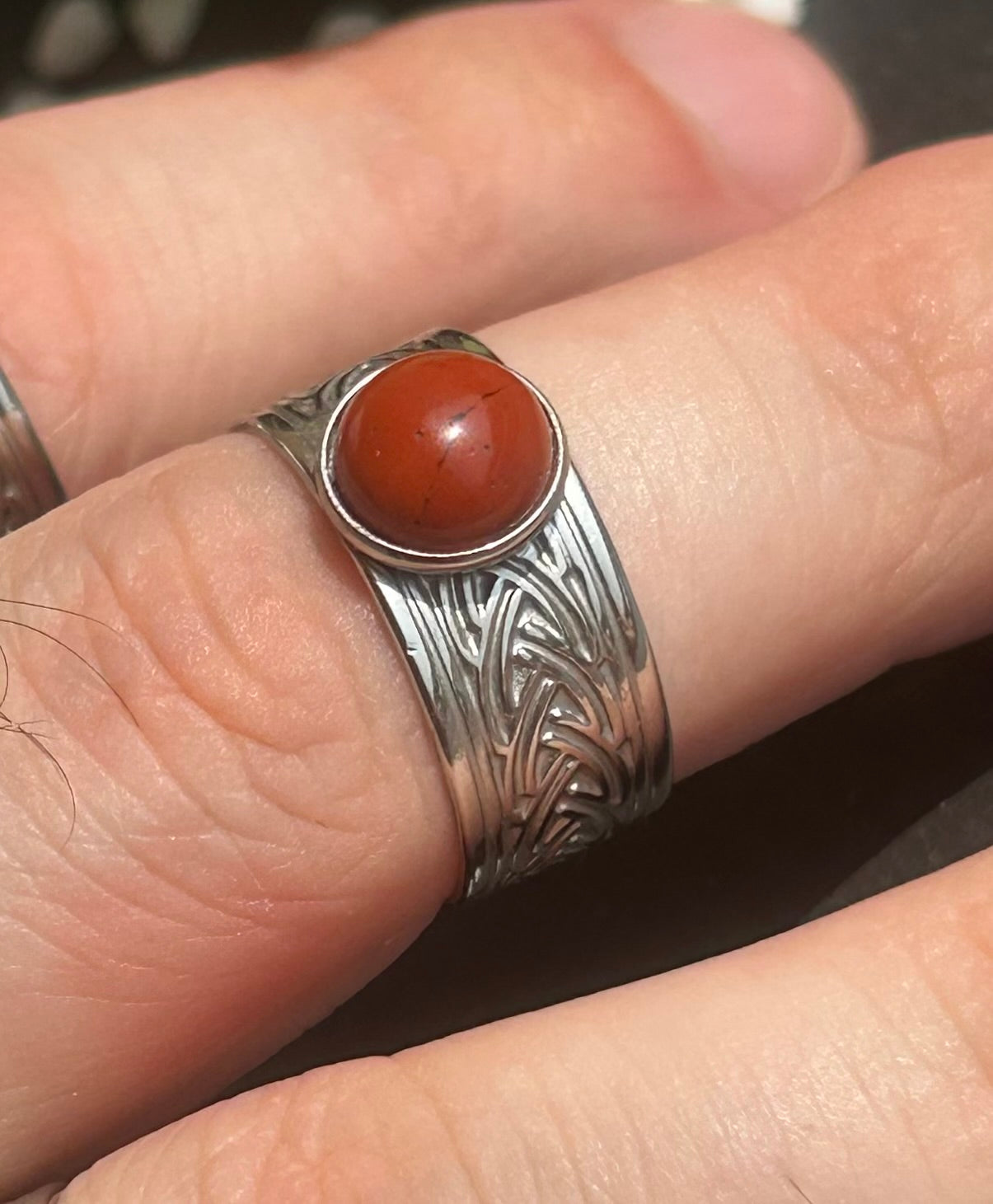 Sylmor – Bague Jaspe Rouge | Bague réglable gravures celtes | Pierre naturelle vitalité & ancrage | Bijou acier inoxydable fait main