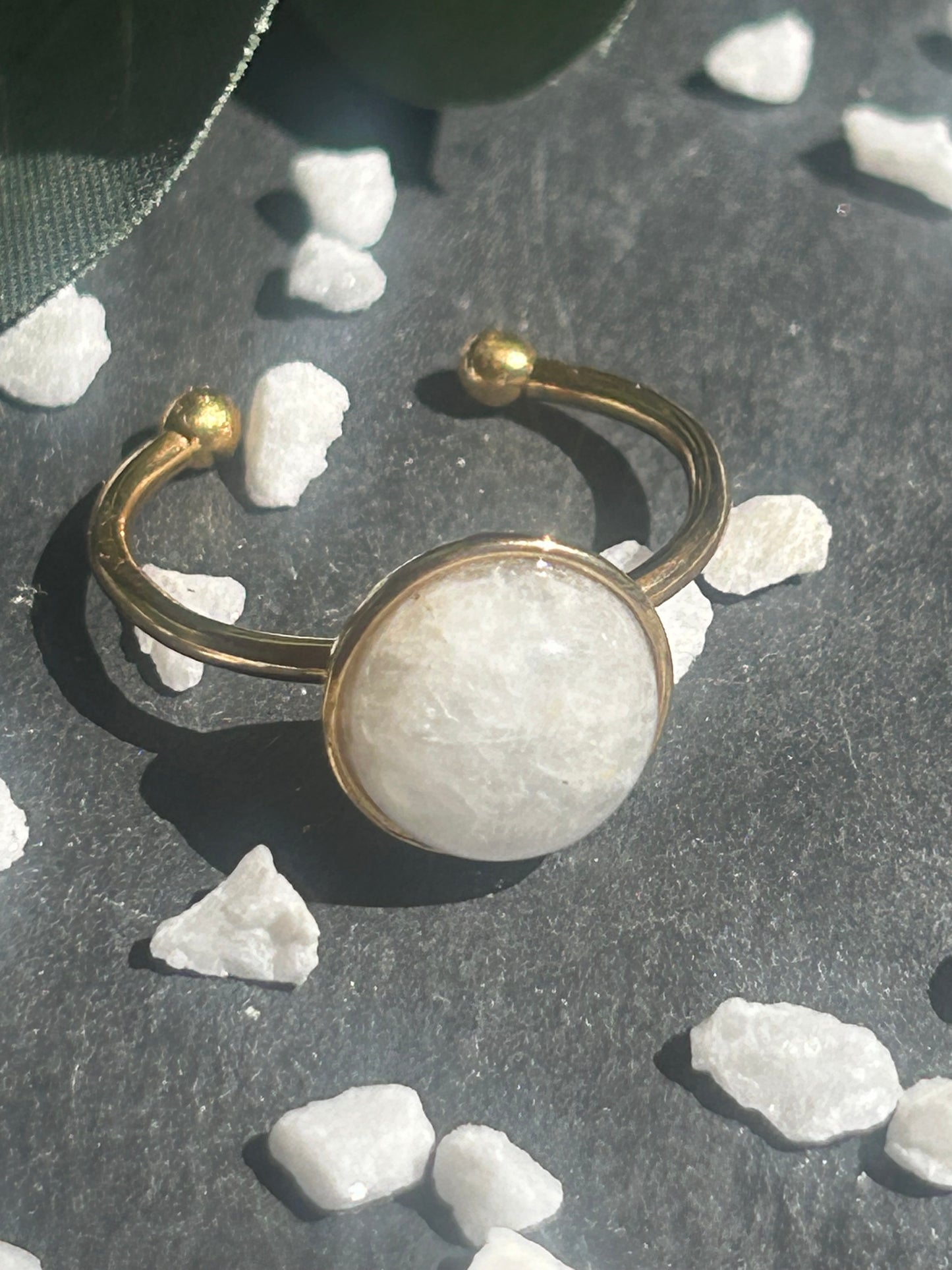 Séléna – Bague Pierre de Lune | Bague réglable | Pierre naturelle féminité & intuition | Bijou acier inoxydable fait main