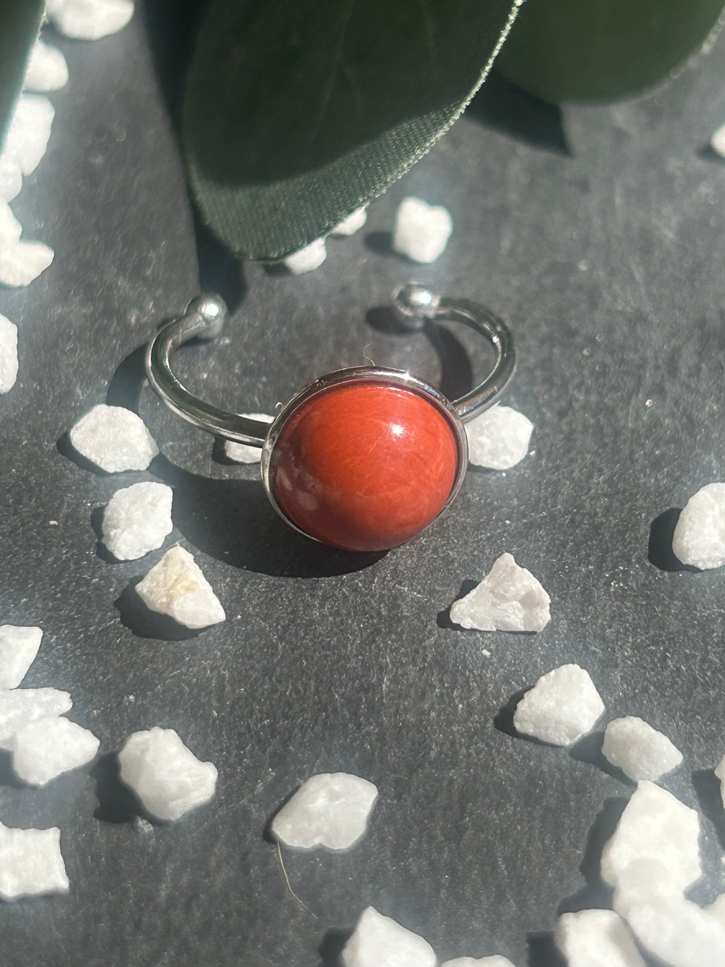 Séléna – Bague Jaspe Rouge | Bague réglable | Pierre naturelle vitalité & ancrage | Bijou acier inoxydable fait main