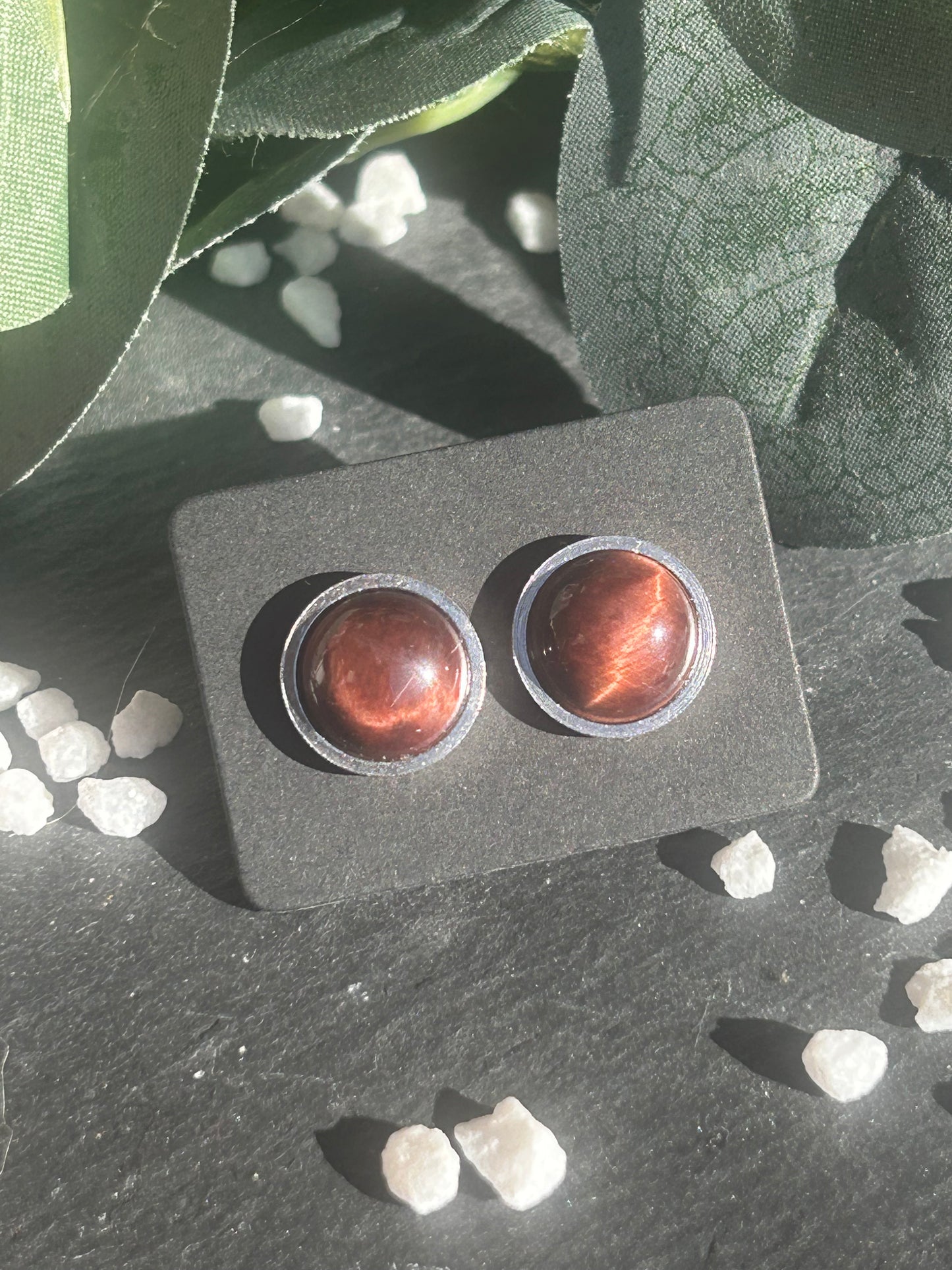 Séléna – Boucles d’oreilles Œil de Taureau | Puces en acier inoxydable doré ou argenté | Pierre naturelle force & ancrage | Bijou fait main