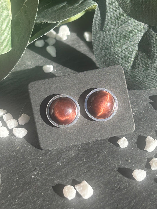 Séléna – Boucles d’oreilles Œil de Taureau | Puces en acier inoxydable doré ou argenté | Pierre naturelle force & ancrage | Bijou fait main