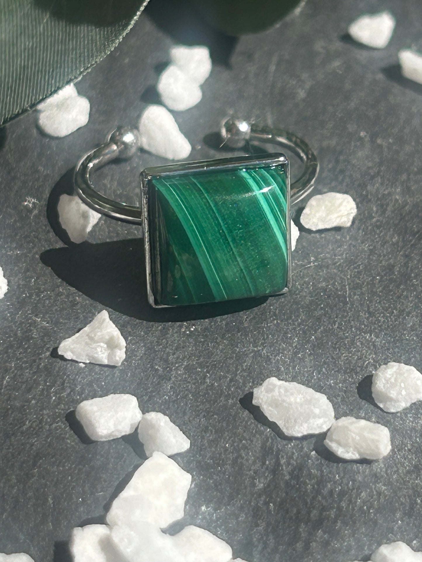Kaora – Bague Malachite | Bague réglable | Pierre naturelle transformation | Bijou acier inoxydable fait main
