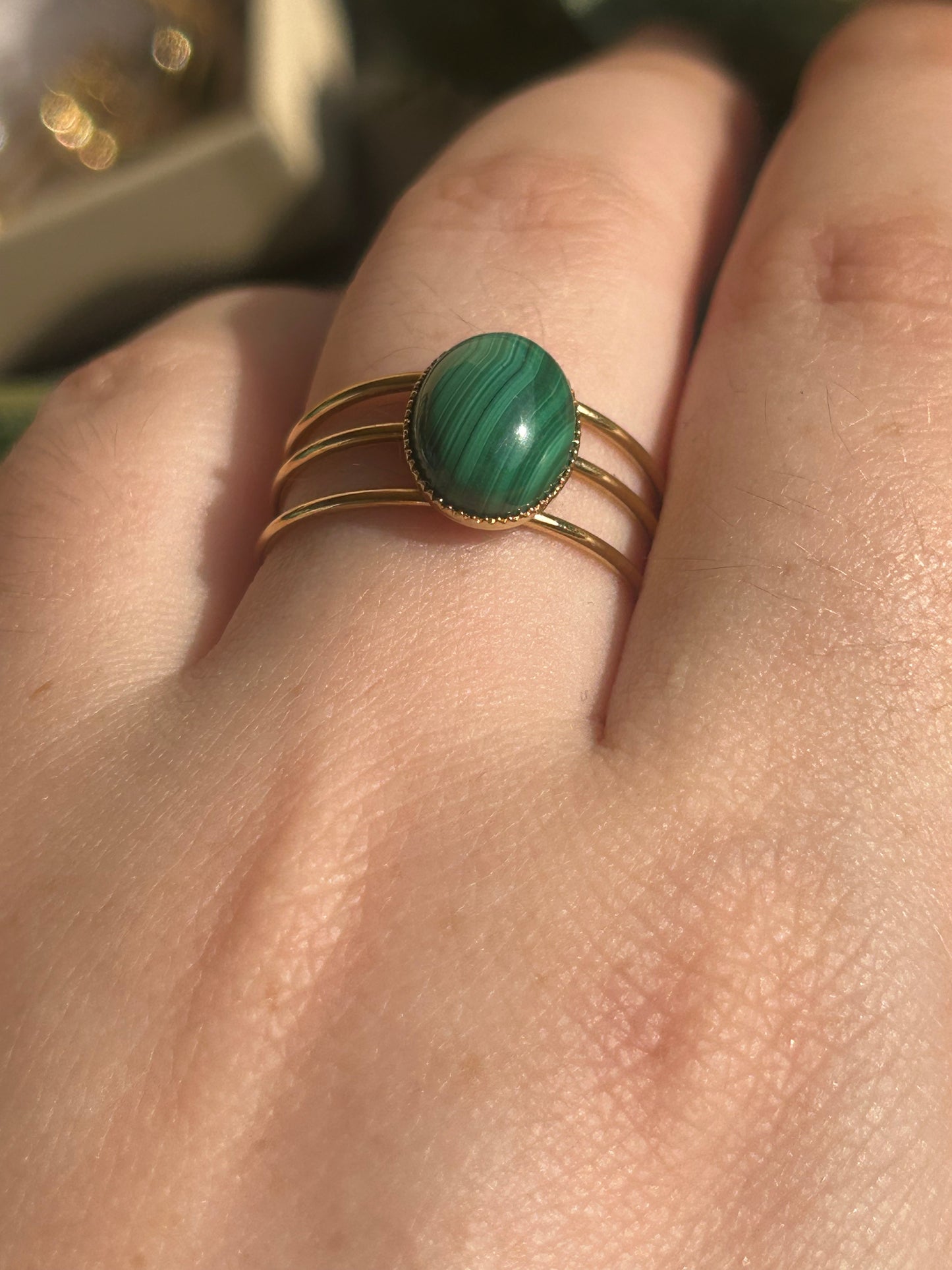 Trinæa – Bague Malachite | Bague réglable | Pierre naturelle transformation | Bijou acier inoxydable fait main