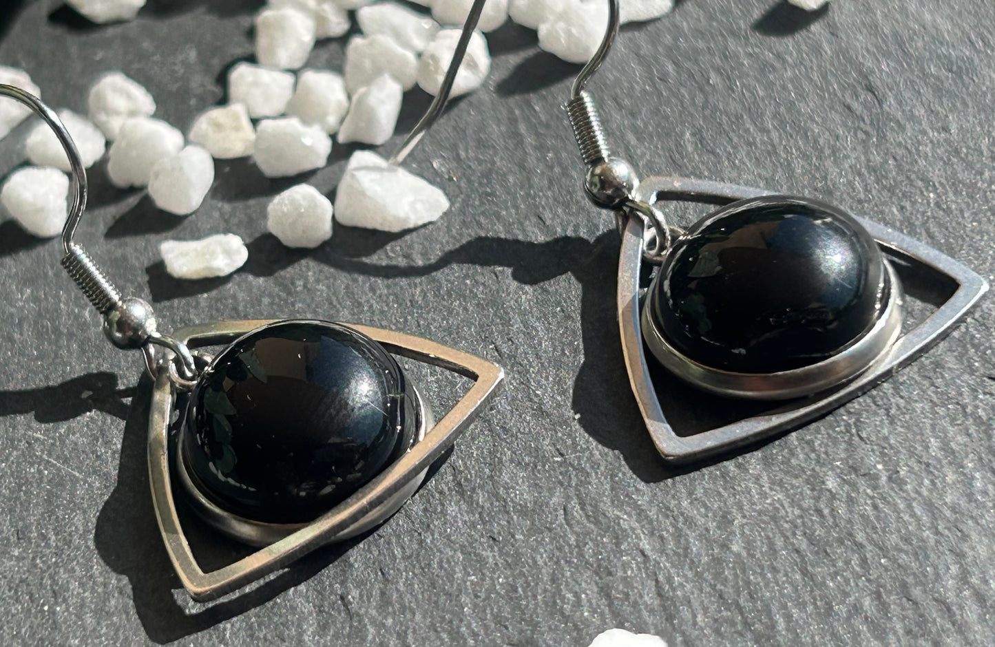 Aeltria – Boucles d’oreilles pierre naturelle | Bijou géométrique argenté | Bijou acier inoxydable fait main