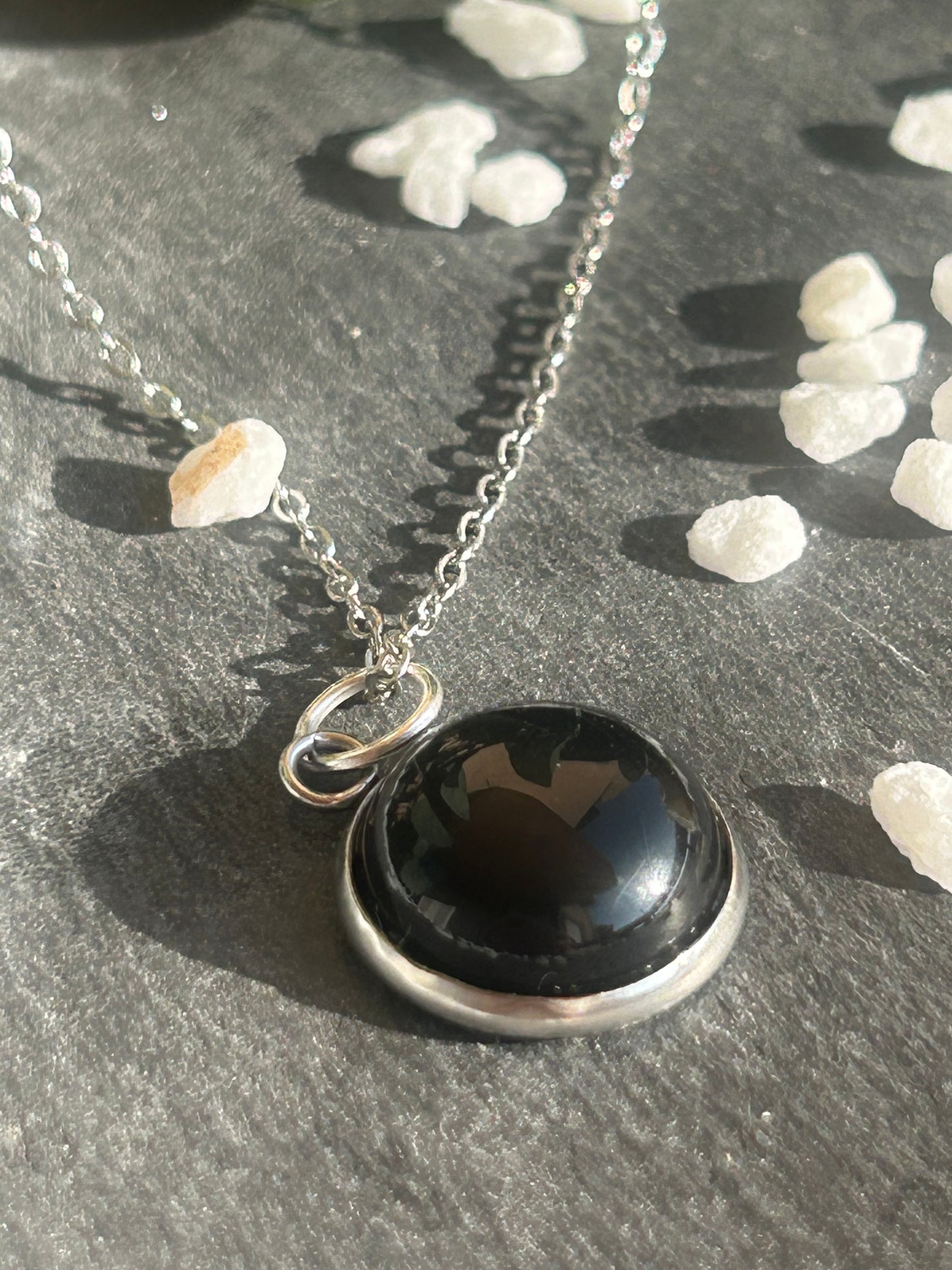 Séléna – Collier Agate Noire / Onyx | Pierre naturelle protection & ancrage | Bijou acier inoxydable fait main