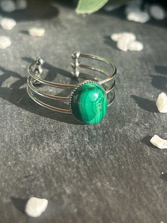 Trinæa – Bague Malachite | Bague réglable | Pierre naturelle transformation | Bijou acier inoxydable fait main