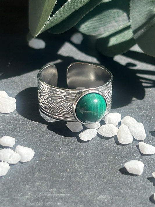 Sylmor – Bague Malachite | Bague réglable gravures celtes | Pierre naturelle transformation | Bijou acier inoxydable fait main