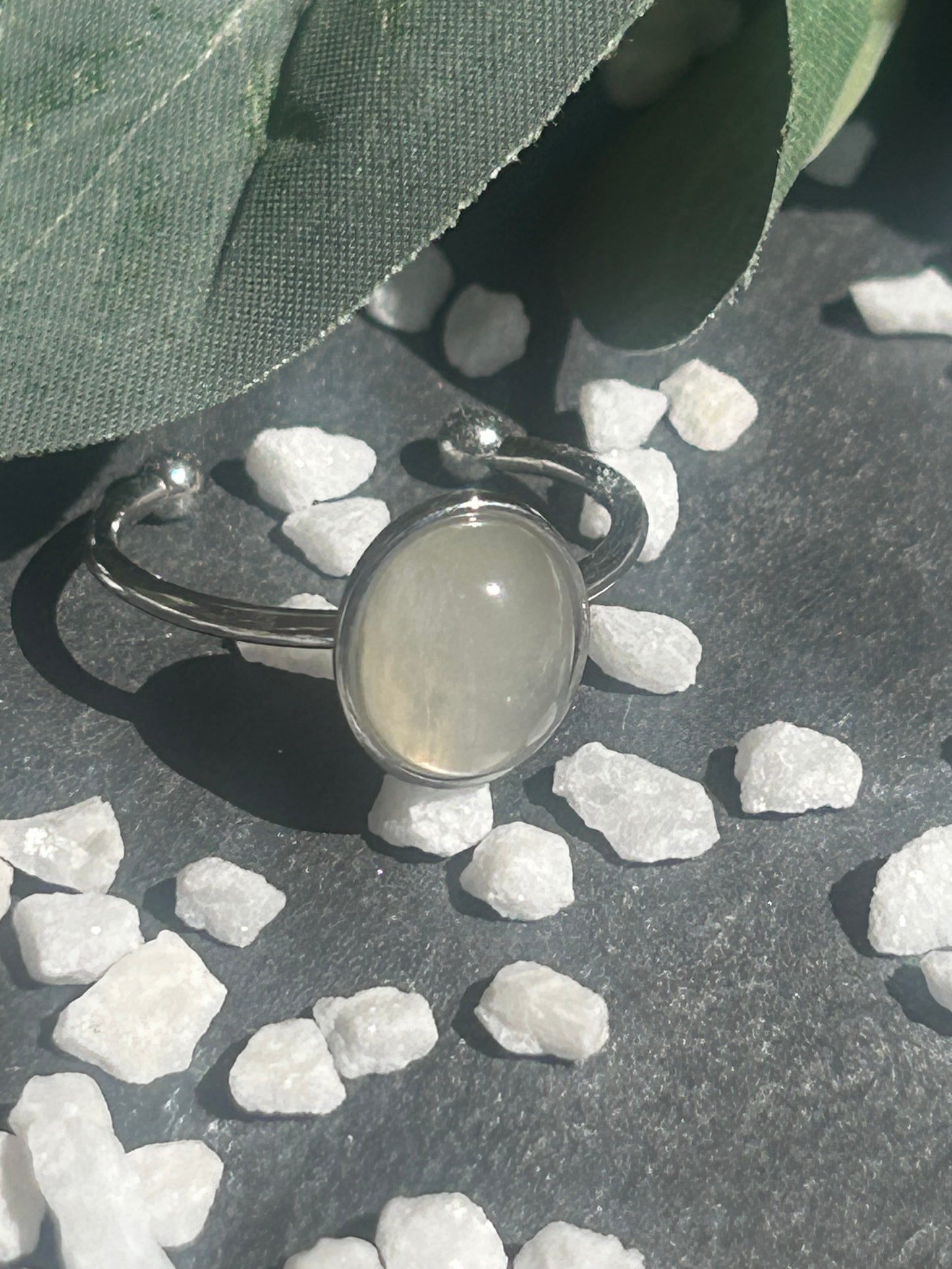 Thémis – Bague Pierre de Lune | Bague réglable | Pierre naturelle féminité & intuition | Bijou acier inoxydable fait main
