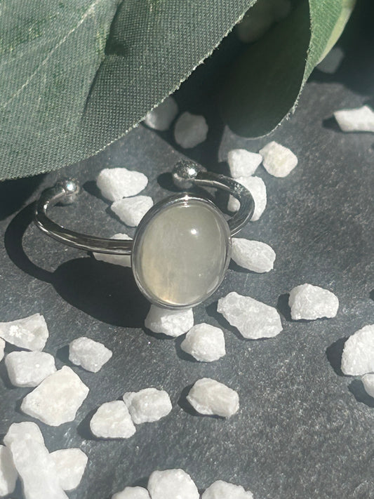 Thémis – Bague Pierre de Lune | Bague réglable | Pierre naturelle féminité & intuition | Bijou acier inoxydable fait main