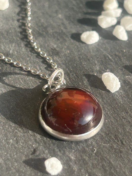 Séléna – Collier Œil de Taureau | Pierre naturelle force & ancrage | Bijou acier inoxydable fait main