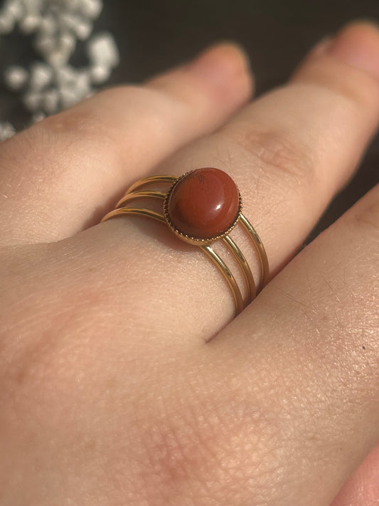 Trinæa – Bague Jaspe Rouge | Bague réglable | Pierre naturelle vitalité & ancrage | Bijou acier inoxydable fait main