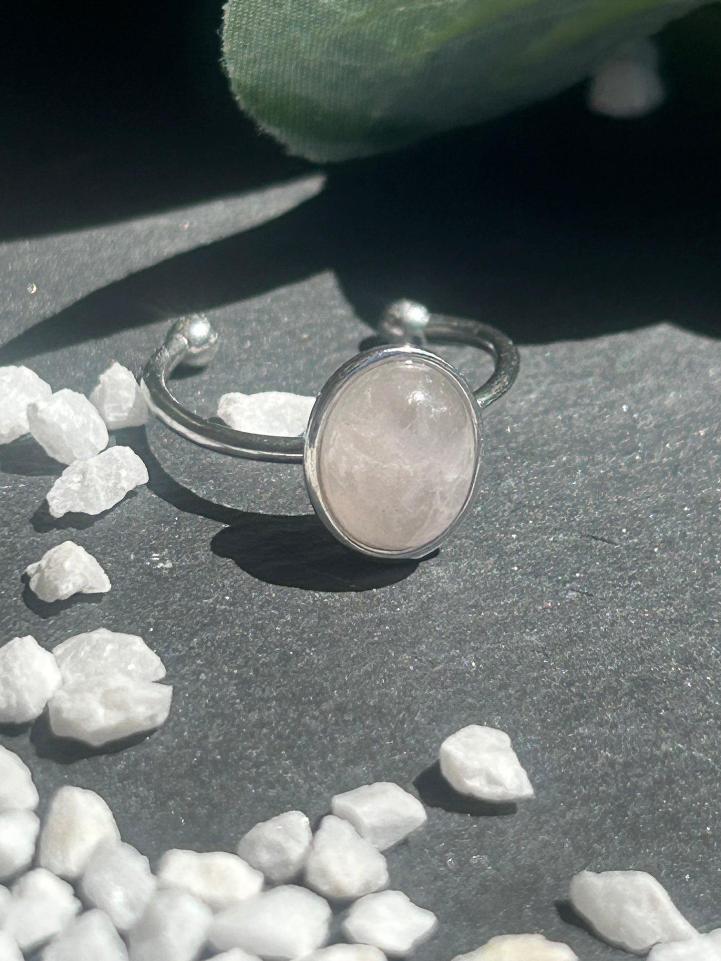 Thémis – Bague Quartz Rose | Bague réglable | Pierre naturelle amour & douceur | Bijou acier inoxydable fait main
