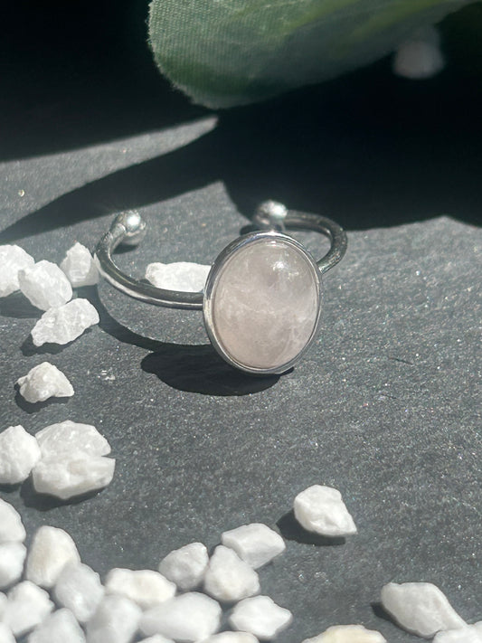 Thémis – Bague Quartz Rose | Bague réglable | Pierre naturelle amour & douceur | Bijou acier inoxydable fait main