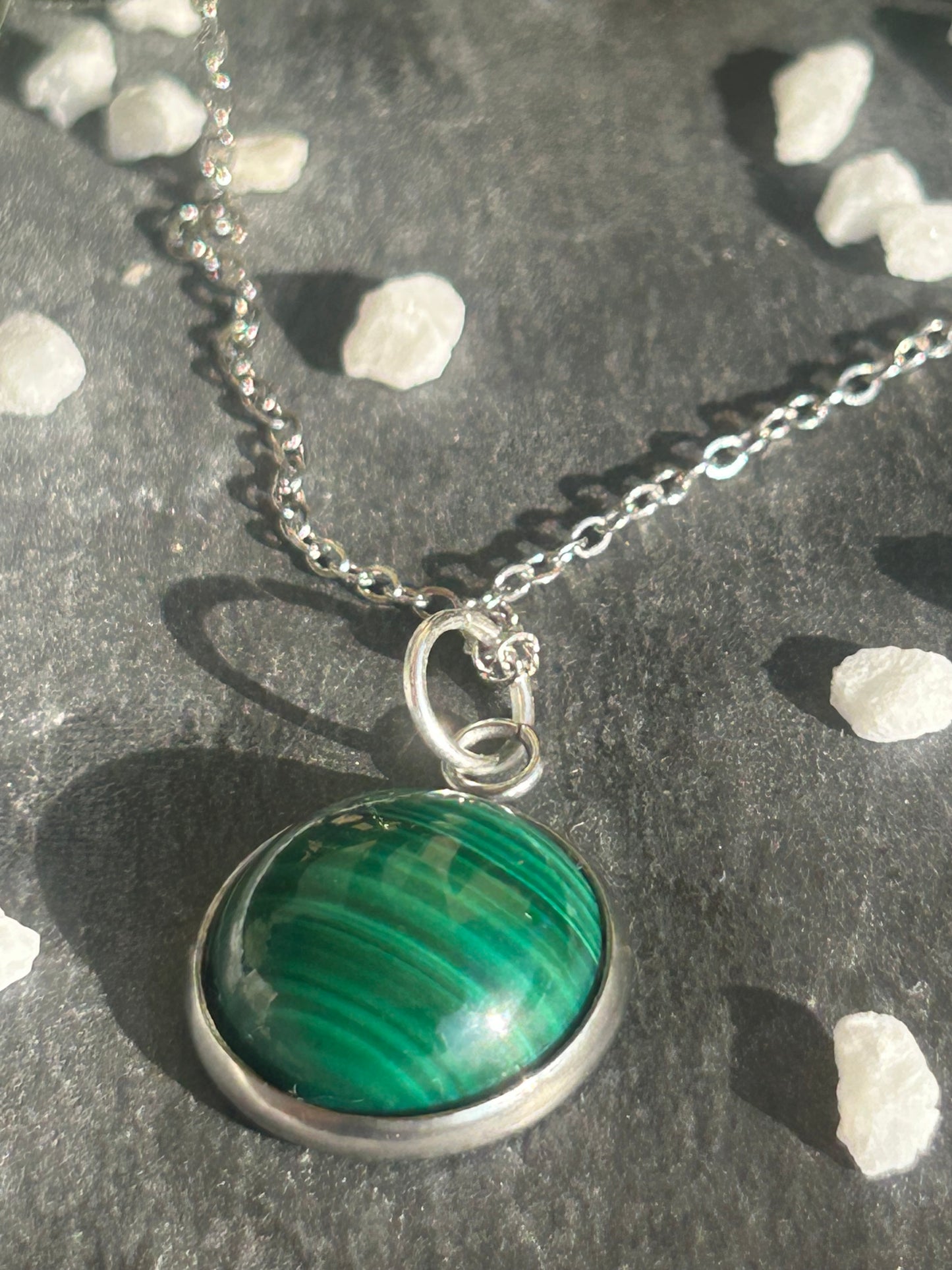 Séléna – Collier Malachite | Pierre naturelle transformation | Bijou acier inoxydable fait main