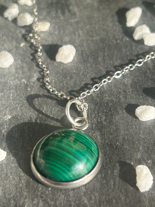 Séléna – Collier Malachite | Pierre naturelle transformation | Bijou acier inoxydable fait main