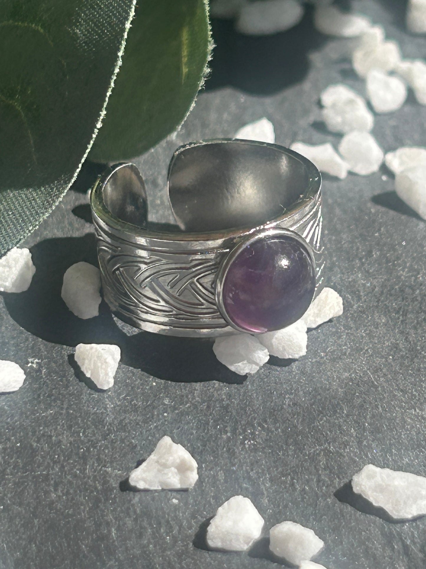 Sylmor – Bague Améthyste | Bague réglable gravures celtes | Pierre naturelle sagesse & sérénité | Bijou acier inoxydable fait main