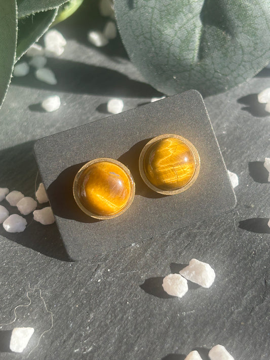 Séléna – Boucles d’oreilles Œil de Tigre | Puces en acier inoxydable doré ou argenté | Pierre naturelle force & clarté | Bijou fait main