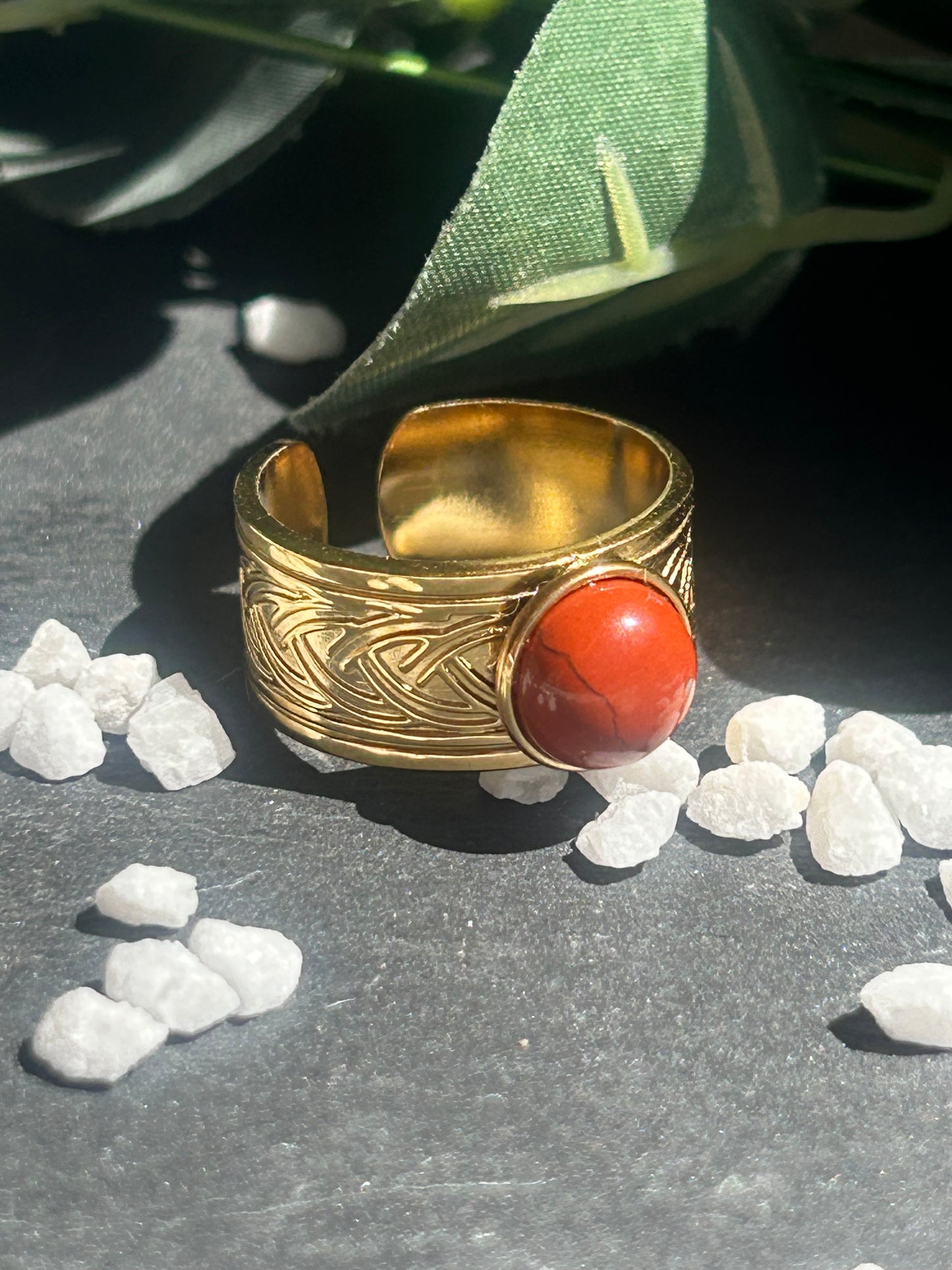 Sylmor – Bague Jaspe Rouge | Bague réglable gravures celtes | Pierre naturelle vitalité & ancrage | Bijou acier inoxydable fait main