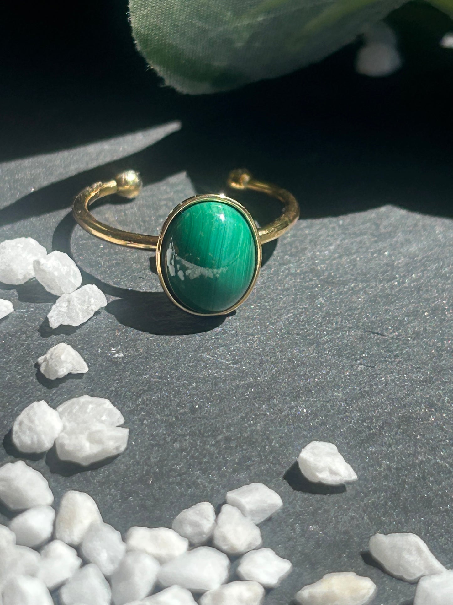 Thémis – Bague Malachite | Bague réglable | Pierre naturelle transformation | Bijou acier inoxydable fait main