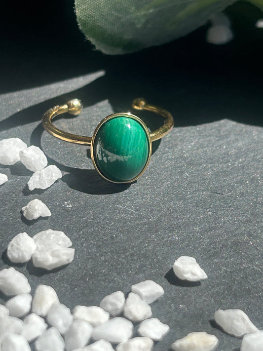 Thémis – Bague Malachite | Bague réglable | Pierre naturelle transformation | Bijou acier inoxydable fait main