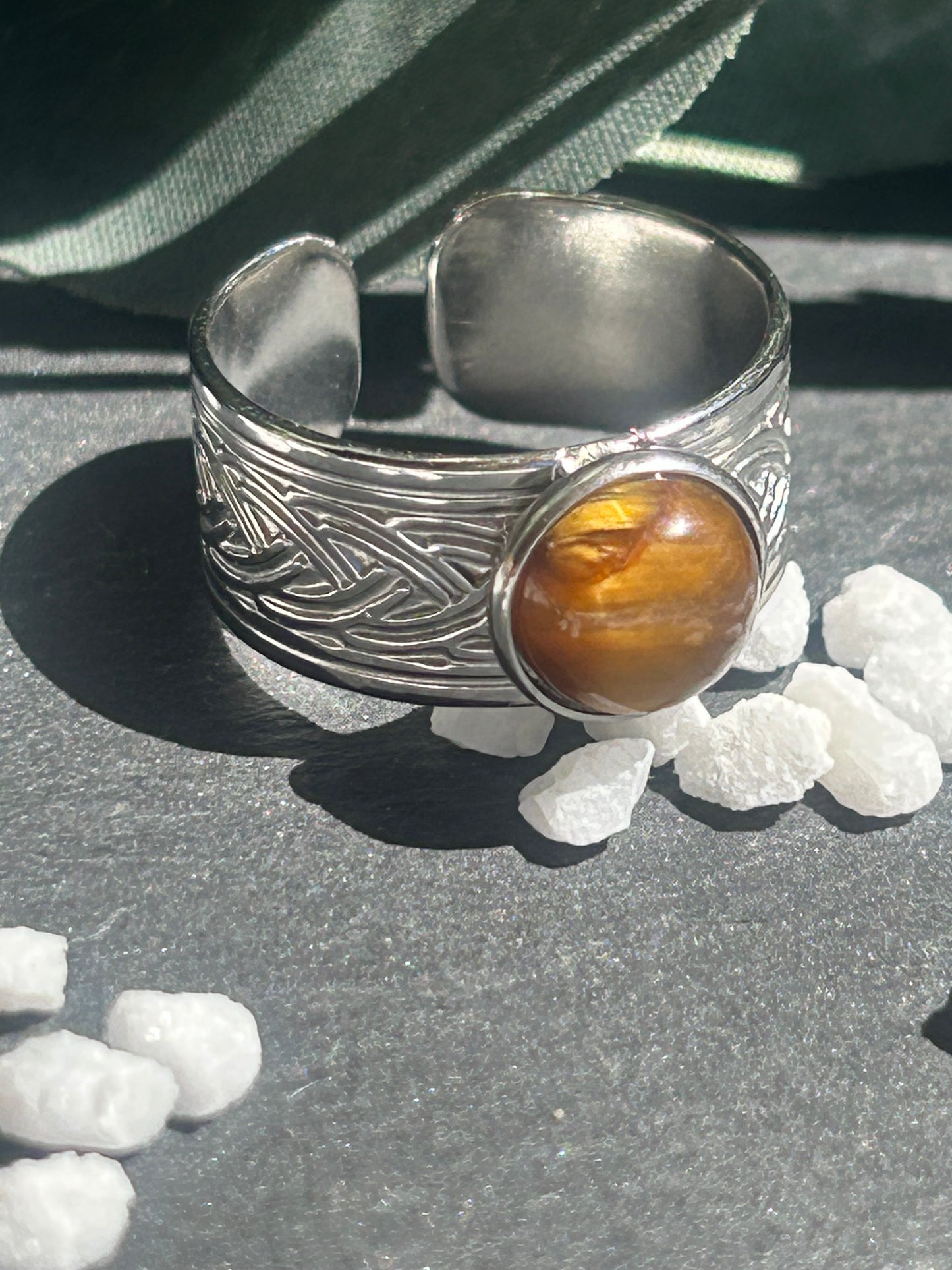 Sylmor – Bague Œil de Tigre | Bague réglable gravures celtes | Pierre naturelle force & clarté | Bijou acier inoxydable fait main